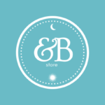 Logo da loja virtual EB Store, na Enjoei, no Instagram e ELO7. Paleta azul claro e branco.