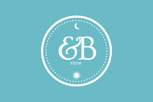 Logo da loja virtual EB Store, na Enjoei, no Instagram e ELO7. Paleta azul claro e branco.