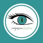 Ilustração: logo da revista/magazine Elissstore, parceira magalu. Um olho da cor turquesa, combinando com a cor do fundo.