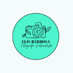 Ilustração da logo Elis Barbosa - Fotógrafa Naturalista, na paleta turquesa com preto, desenho de uma câmera com folhas ao redor, duas fontes de letra.